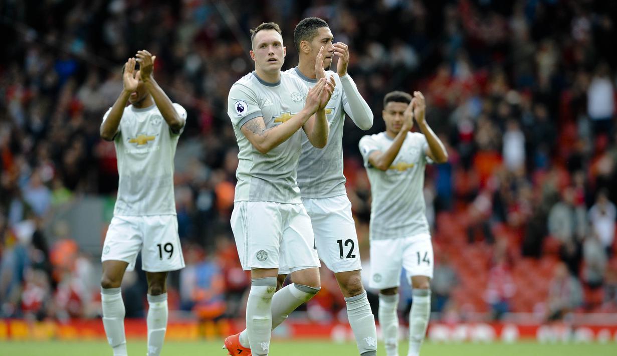 Pemain Manchester United memberikan aplaus kepada suporter usai pertandingan melawan Liverpool pada laga Premier League di Stadion Anfield, Sabtu (14/10/2017). Liverpool bermain imbang 0-0 dengan Manchester United. (AP/Rui Vieira)