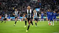 Pemain Newcastle United Isaac Hayden (tengah) merayakan golnya ke gawang Chelsea pada pertandingan Liga Inggris di St James' Park, Newcastle, Inggris, Sabtu (18/1/2020). Newcastle United menang 1-0. (Owen Humphreys/PA via AP)