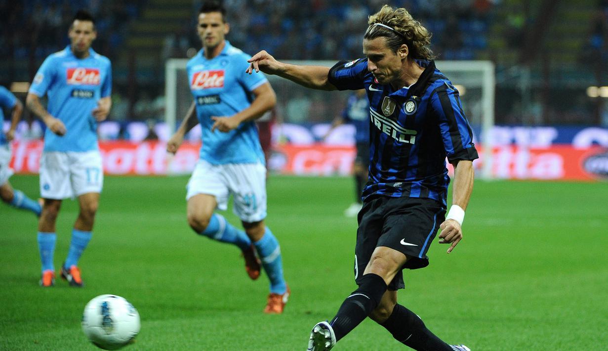 Diego Forlan. Striker ini didatangkan Inter Milan dari Atletico Madrid saat berusia 32 tahun pada musim 2011/2012. Ia dikontrak dua tahun dengan nilai transfer 5 juta euro. Akibat tampil buruk, hanya mencetak 2 gol dalam 22 laga, kontraknya diputus di akhir musim. (Foto: AFP/Olivier Morin)