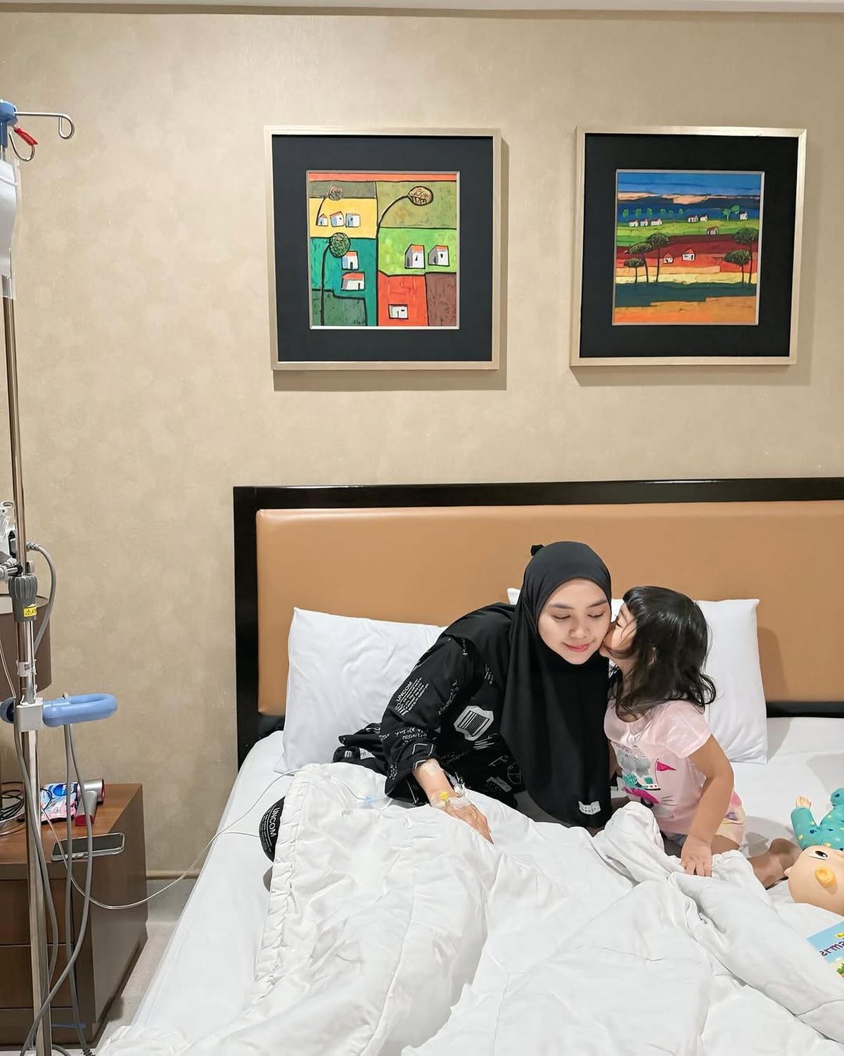 7 Potret Ria Ricis Dirawat di RS, Moana Setia Menemani - Sebut Jadi Ibu Harus Terlihat Kuat Dan Sehat Meski Sakit