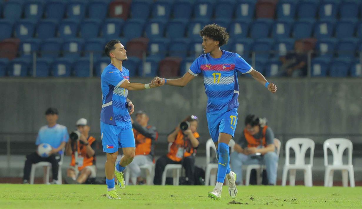 Hasil ini membuat Filipina dipastikan lolos ke fase selanjutnya sebagai juara grup. Sementara, Garuda Muda harus berjuang di laga terakhir sembari berharap tiket lolos lewat jalur tim peringkat kedua terbaik. Tampak dalam foto, pemain Timnas Filipina U-22, Out Abang Banatao (kanan) merayakan golnya pada laga perdana Grup C SEA Games 2025 melawan Indonesia di Stadion 700th Anniversary, Chiang Mai, Thailand, Senin (8/12/2025). (Bola.com/Bagaskara Lazuardi)