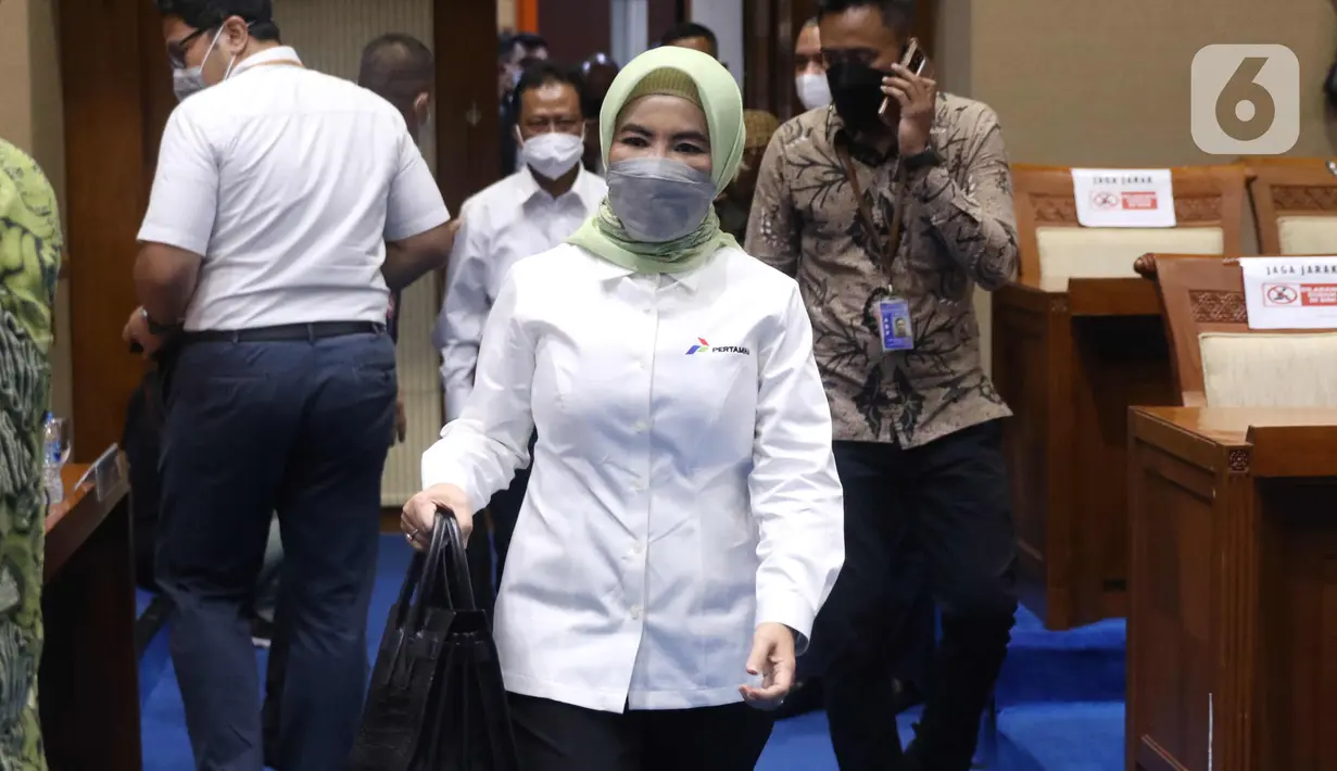Dirut PT Pertamina (Persero) Nicke Widyawati tiba mengikuti Rapat Dengar Pendapat (RDP) dengan Komisi VII DPR di kompleks Parlemen, Senayan, Jakarta, Senin (5/4/2021). RDP tersebut membahas kebakaran tangki minyak milik Pertamina RU VI Balongan, Indramayu, Jawa Barat. (Liputan6.com/Angga Yuniar)