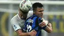 Bek Napoli, Alessandro Buongiorno (kiri) berebut bola dengan Lautaro Martinez (Inter Milan) selama pertandingan sepak bola Serie A Italia di stadion San Siro, Milan, pada Minggu 10 November 2024 waktu setempat atau Senin (11/11/2024) dini hari WIB. (Gabriel BOUYS/AFP)
