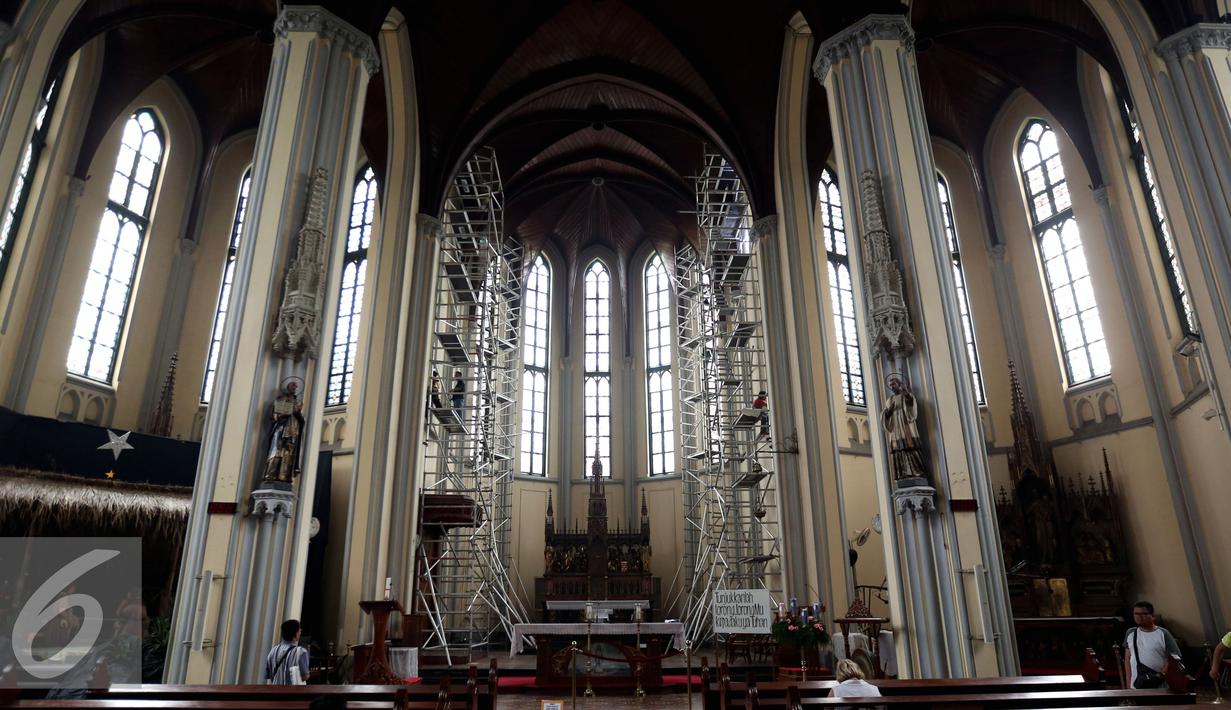 Sejumlah pekerja membersihkan kaca di Gereja Katedral, Jakarta, Senin (12/12). Gedung gereja yang diresmikan pada 1901 dan dibangun dengan arsitektur neo-gotik dari Eropa. (Liputan6.com/Johan Tallo)