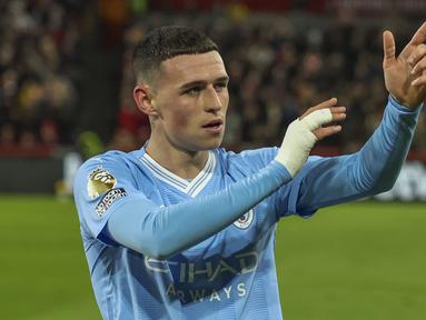 Pemain Manchester City, Phil Foden, melakukan selebrasi setelah mencetak gol ke gawang Brentford pada laga Liga Inggris di Stadion Gtech Community, Selasa (6/2/2024). City menang dengan skor 3-1. (AP Photo/Ian Walton)