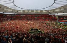 FOTO: Euforia Puluhan Ribu Suporter Turun ke Lapangan Rayakan Bayer Leverkusen Juara Bundesliga Pertama Kalinya