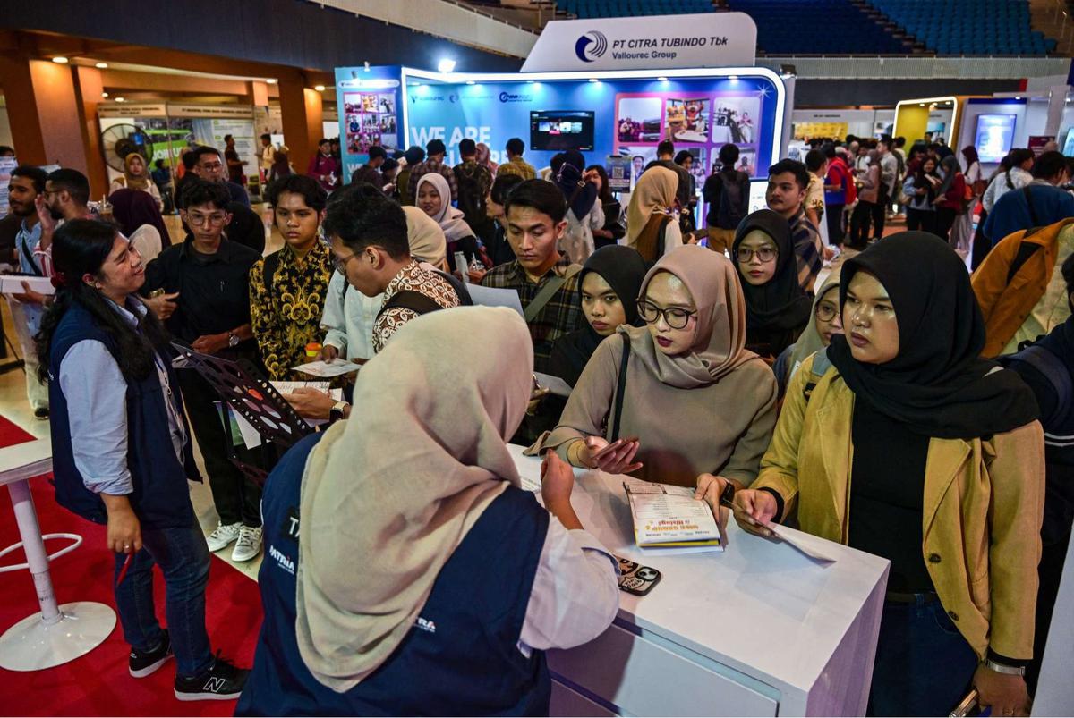 Ribuan Pencari Kerja Serbu Job Fair di Surabaya
