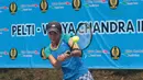 Petenis Indonesia, Deria Nur Haliza mengembalikan bola ke arah petenis India, Samantha Chamarthi pada kejuaraan ITF Women’s Circuit di Hotel Sulatan, Jakarta, Rabu (18/7/2018). Deria kalah 0-6, 2-6. (Bola.com/Nick Hanoatubun)