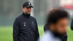 Pelatih Liverpool, Jurgen Kloop melihat pemainya saat latihan di kompleks pelatihan Melwood di Liverpool, Inggris (25/9). Liverpool akan bertanding melawan Spartak Moscow pada Grup E Liga Champions. (AFP Photo/Paul Ellis)