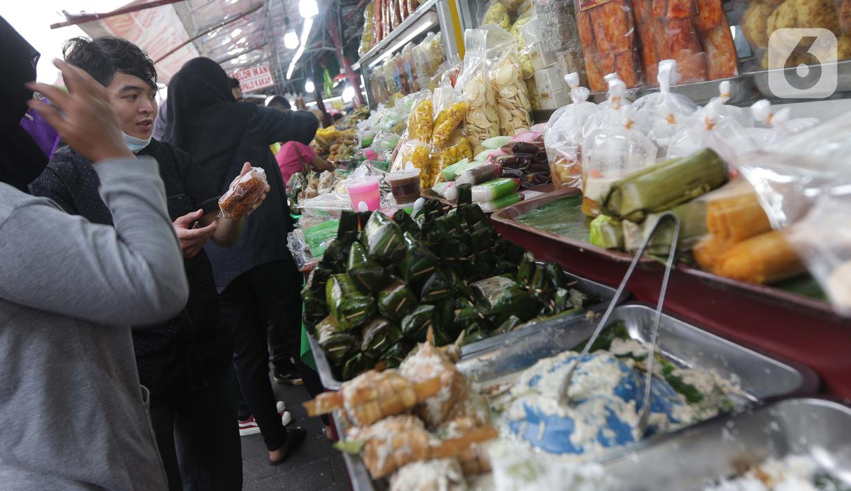 Warga memilih menu makanan khas Sumatera Barat yang dijajakan di kawasan Food Street Kramat, Jakarta, Jumat (30/4/2021). Kawasan yang menjual beragam menu makanan khas Sumatera Barat selalu ramai dikunjungi pecinta kuliner terutama jelang waktu berbuka puasa. (Liputan6.com/Helmi Fithriansyah)