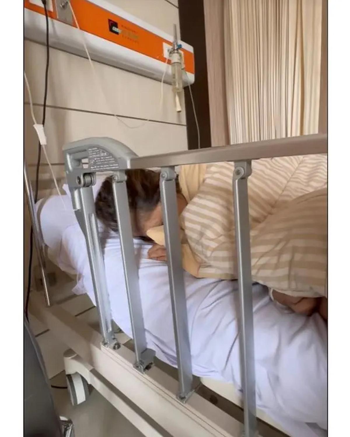 6 Potret Chika Jessica Dampingi Ibunda yang Sakit Stroke, Minta Doa Kesembuhan