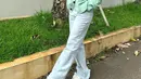 Gaya kasual Melody Laksani Eks JKT48 dengan cardigan warna hijau pastel, celana jeans, dan hijab krem cocok untuk hangout. [Instagram/melodylaksani92]