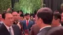 Pernikahan Rasyid, putra Hatta Rajasa, dengan Tamara, cucu Jusuf Kalla, menjadi ajang pertemuan tokoh-tokoh besar. SBY dan Jusuf Kalla bahkan didapuk menjadi saksi pernikahan, menambah makna dalam acara tersebut. Keberadaan mereka semakin memperkuat kesan kekeluargaan di antara para pemimpin.  (Liputan6.com/IG/@jokowi)