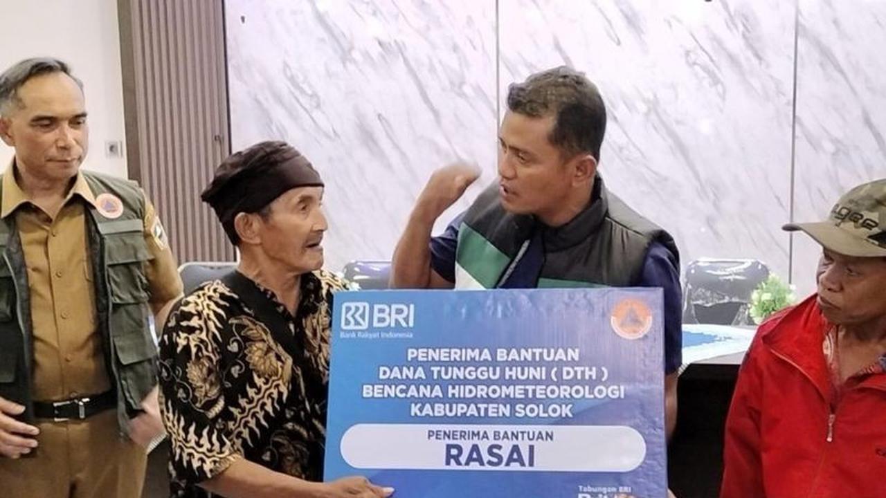 Pemkab Solok Salurkan Bantuan Dana Tunggu Hunian untuk 300 Korban Bencana Hidrometeorologi