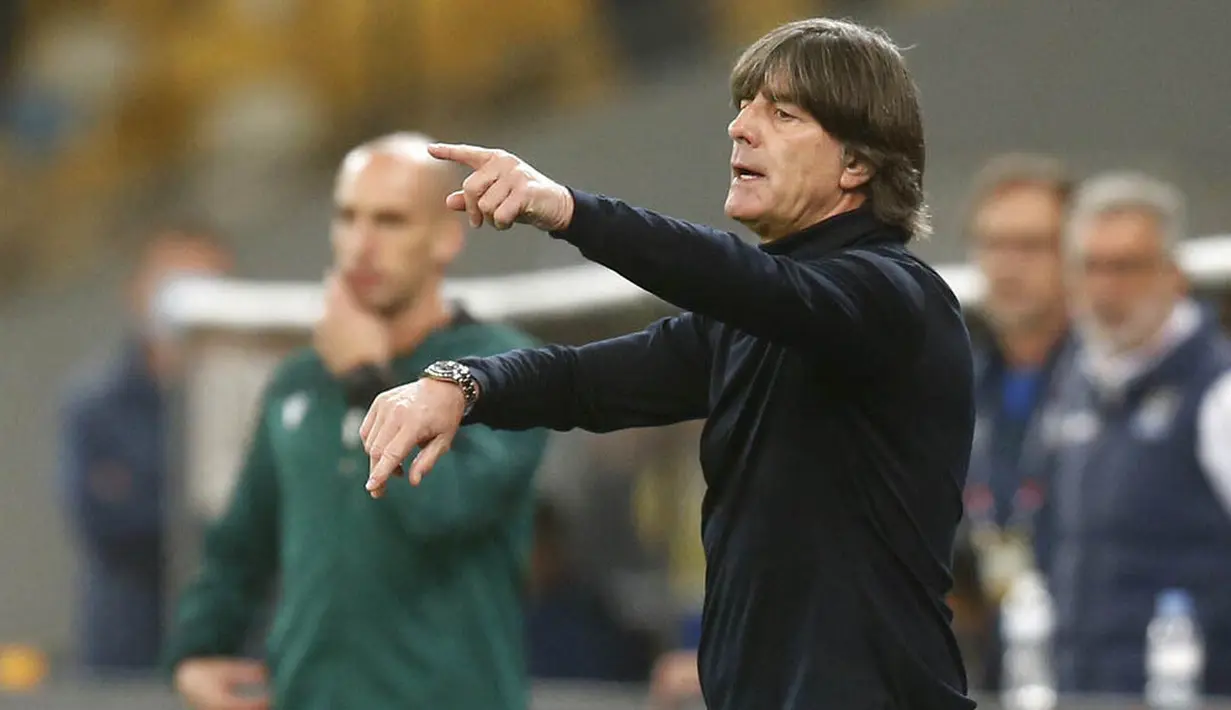 Pelatih Jerman, Joachim Low, saat melawan Ukraina pada laga UEFA Nations League di Stadion Olimpiyskiy, Minggu (11/10/2020). Jerman menang dengan skor 2-1. (AP Photo/Efrem Lukatsky)