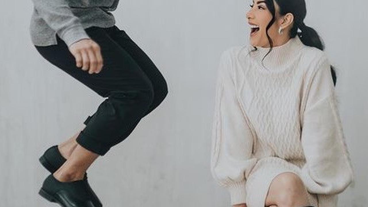 Di akhir unggahan, Tyas juga menunjukkan hasil pemotretan yang kocak dan enerjik bersama suami.Tengku memilih melompat tinggi dana di sambut ekspresi ceria dari Tyas.