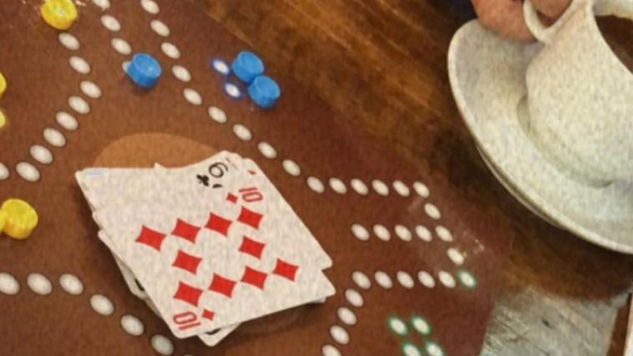 Sekadar menghabiskan waktu di kafe sambil bermain game bersama atau berbincang dengan teman.