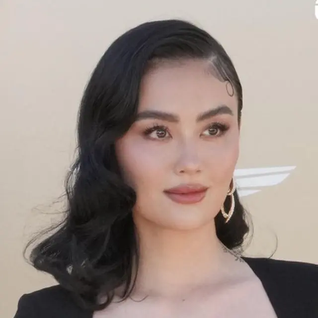 Pancarkan Aura Bintang, Agnez Mo Tampil Flawless dengan Old Hollywood Glam Look di Gold Gala