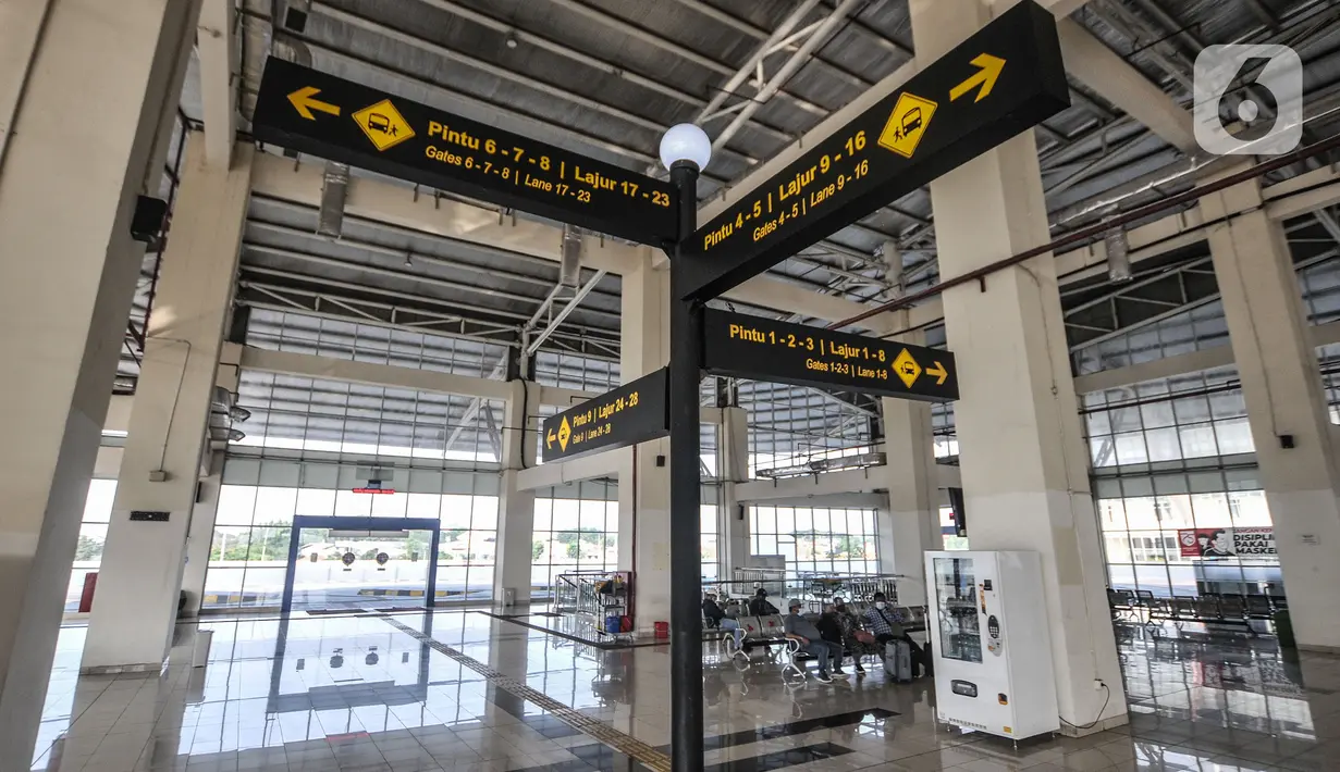 Calom penumpang bus AKAP saat menunggu jadwal keberangkatan di Terminal Pulogebang, Senin (10/5/2021). Petugas Terminal Pulogebang mencatat hingga sore ini terdapat 16 penumpang dan 4 bus AKAP yang berangkat dengan tujuan kota-kota di Jawa Tengah, Timur dan Madura. (merdeka.com/Iqbal S Nugroho)