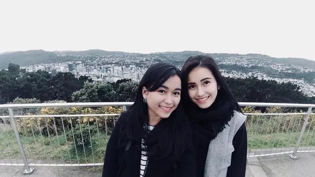 Momen Manis Ayu Ting Ting dan Adik Saat Hangout (sumber: instagram/syifaasyifaaa)