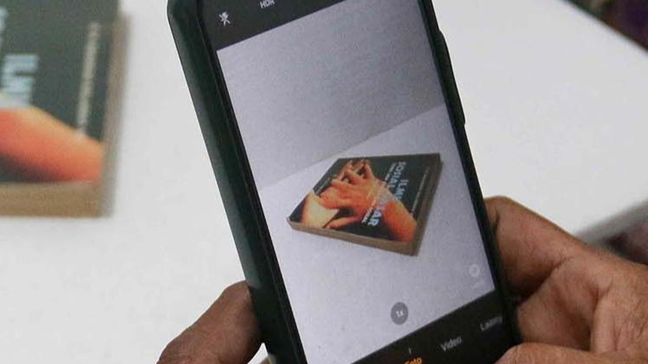 FOTO: Pengunjung Sepi, Pedagang Buku di Pasar Kenari Berjualan Secara Online