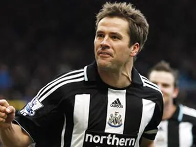 Newcastle&#039;s English Striker Michael Owen celebrates scoring a goal during their Premier League match against Portsmouth at Fratton Park, Portsmouth, on December 14, 2008. AFP PHOTO / Glyn Kirk