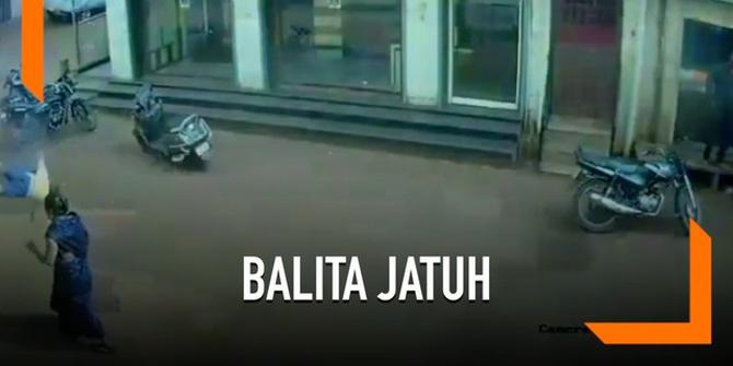 VIDEO: Detik-Detik Bocah Dua Tahun Jatuh dan Mengenai Kabel Listrik