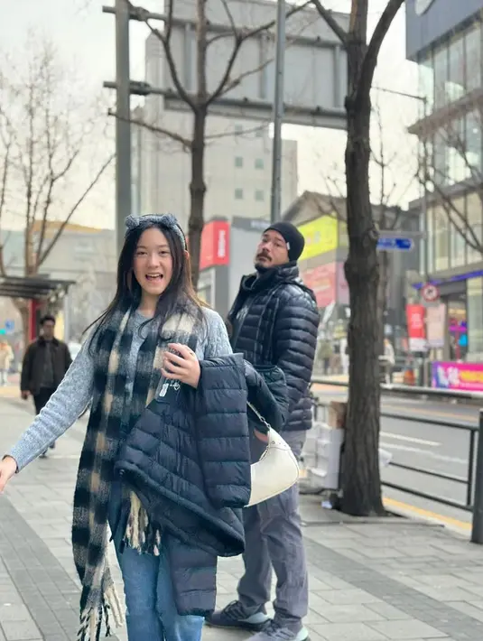 Tidak hanya bersama putrinya, tampak dalam liburan tersebut juga ayah Mikhaela, Zack Lee. Sekedar informasi, meski telah bercerai, Nafa dan Zack tetap menjalin hubungan baik demi sang buah hati. [Instagram/nafaurbach]