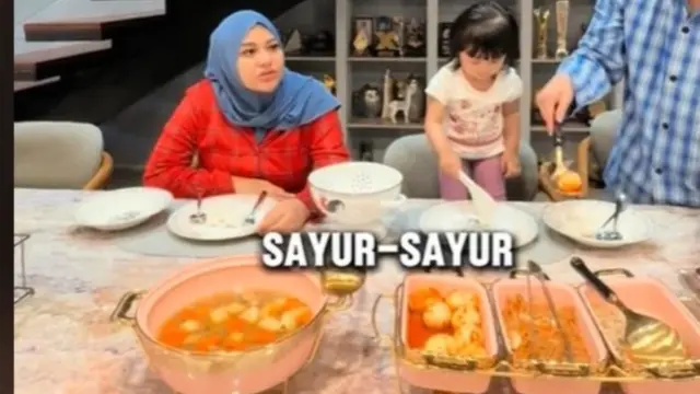 Disebut Keluarga Sultan, Menu Sahur Atta dan Aurel Ternyata Simpel dan Lebih Menyehatkan.  foto: TikTok @attahalilintar
