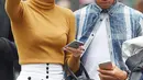 Aktris dan model Kendall Jenner tertangkap kamera sedang berduaan dengan pembalap Lewis Hamilton di jalanan ramai kota New York, 10 September 2015. (Dailymail)