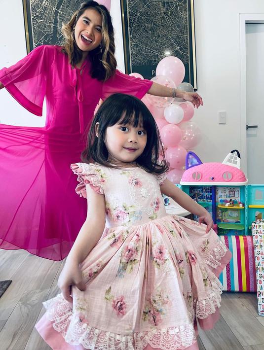 Acha Septriasa dan Brie sama-sama memakai gaun nuansa pink. Brie memakai dress floral warna pink pastel dan Acha memilih dress polos palet pink bold (Foto: Instagram @septriasaacha)