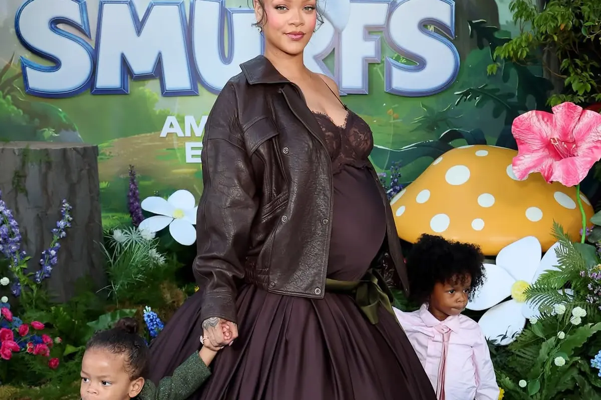 Gaya Cool Mom Rihanna Gandeng 2 Putranya di di Premiere Smurfs, Tampil Anggun dengan Gaun Cokelat