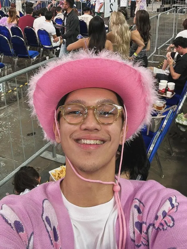 Potret Brandon Salim di konser Taylor Swift (Sumber: Instagram/@kuyentertainment)