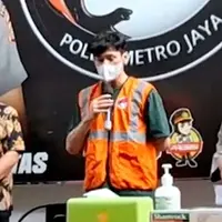 Aktor Revaldo Fifaldi Suria Permana dihadirkan untuk rilis kasus penyalahgunaan Narkoba di Polda Metro Jaya, Jumat (13/1/2023)