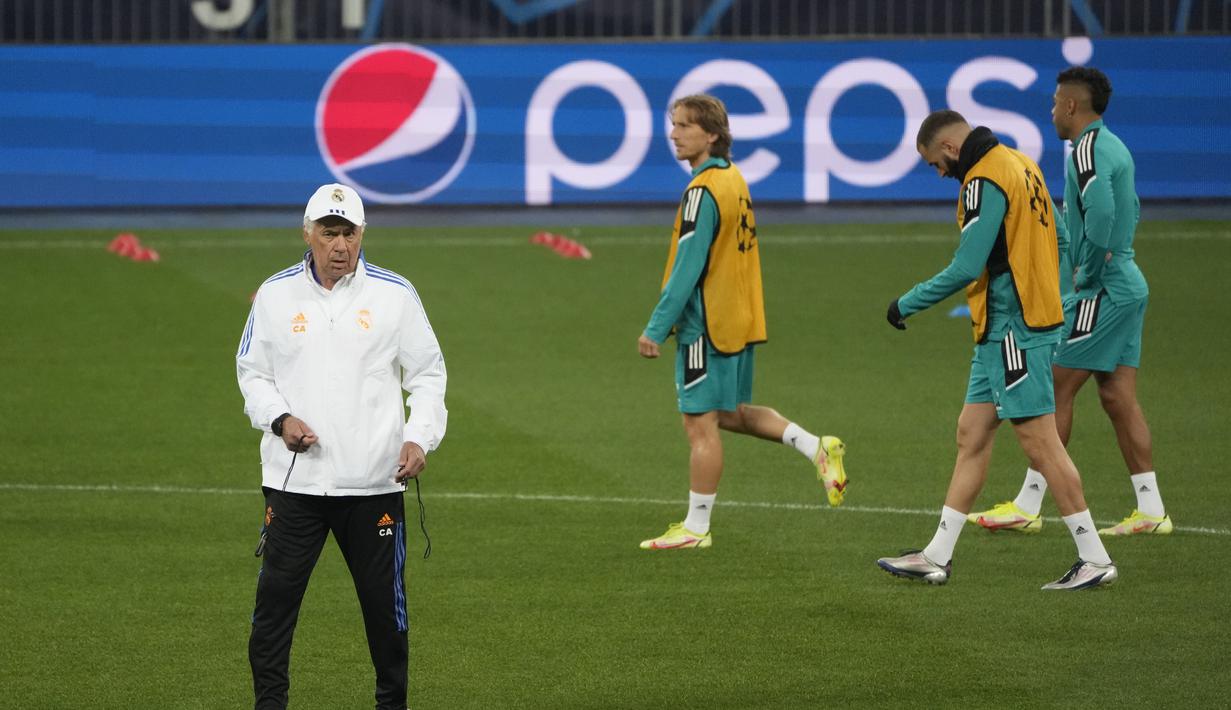 Pelatih Real Madrid, Carlo Ancelotti melihat pemainnya berlatih di Stadion Olimpiyskiy di Kyiv, Ukraina, Senin (18/10/2021). Real Madrid akan bertanding melawan Shakhtar Donetsk pada Grup D Liga Champions di NSC Olimpyskiy. (AP Photo/Efrem Lukatsky)