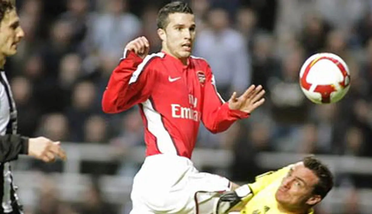 Newcastle United's Steve Harper saves from Arsenal's striker Robin van Persie during an English FA Premier League match at St. James' Park, on March 21, 2009. AFP PHOTO/GRAHAM STUART