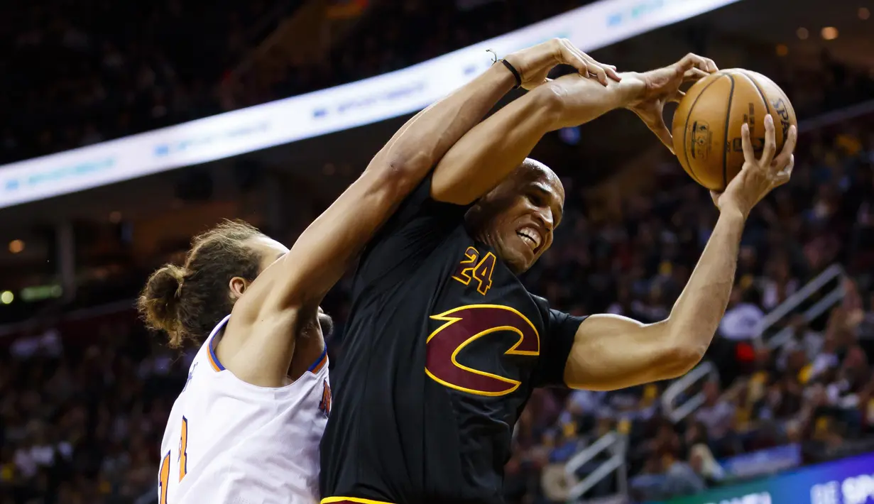 Duel pemain Cleveland Cavaliers, Richard Jefferson #24 dengan pemain New York Knicks, Joakim Noah #13 pada laga perdana NBA basketball game 2016-2017 di Quicken Loans Arena. (Reuters/Rick Osentoski-USA TODAY Sports)