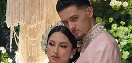 Jennifer Coppen dalam Kebaya Pink Glamor setelah akad nikah. [@facetologyoffcial]
