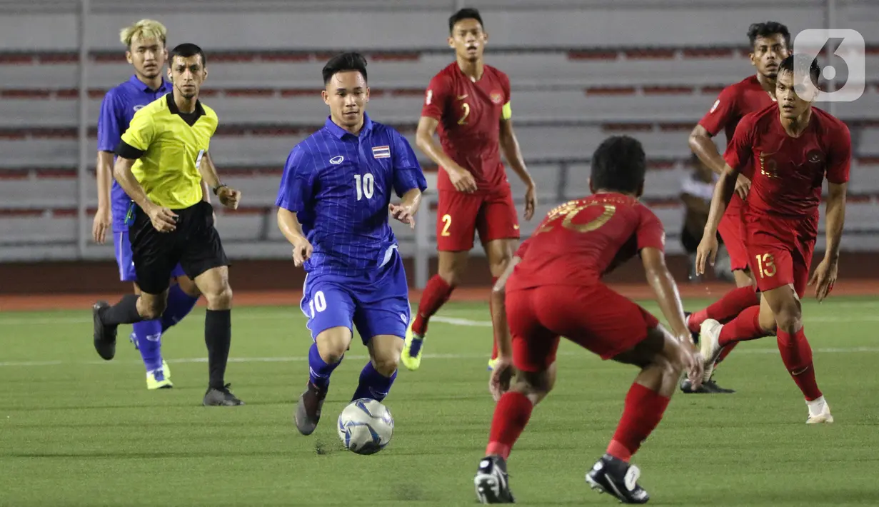 Striker Thailand Supachok Sarachat menggiring bola saat melawan Timnas Indonesia U-22 pada laga SEA Games 2019 di Stadion Rizal Memorial, Manila, Filipina, Selasa (26/11/2019). Indonesia menang 2-0 atas Thailand. (Bola.com/M Iqbal Ichsan)