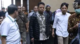 Terdakwa kasus suap jual-beli jabatan di lingkungan Kemenag, M Romahurmuziy (tengah) bersiap menjalani sidang lanjutan di Pengadilan Tipikor, Jakarta, Rabu (18/9/2019). Sidang yang seharusnya beragendakan pembacaan eksepsi dibatalkan karena terdakwa mengaku sakit. (Liputan6.com/Helmi Fithriansyah)