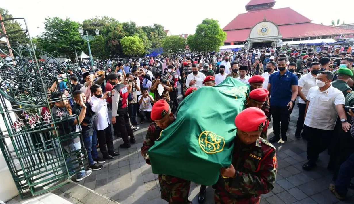Presiden Joko Widodo menggiringi jenazah almarhum Buya Syafii Maarif untuk dimakamkan di Masjid Gedhe Kauman Yogyakarta, Jumat (27/5/2022). (Foto:Muchlis Jr-Biro Pers Sekretariat Presiden)