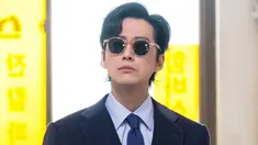Meski memakai jas dan kemeja, tokoh Cheon Ji Hoon tampil nyentrik dengan kacamata yang dia kenakan. (Foto: SBS via Soompi)