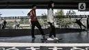 Muda-mudi bermain skateboard di Skate Park Kolong Flyover Pasar Rebo, Jakarta, Minggu (23/8/2020). Meski pandemi Covid-19 terus merebak di Ibu Kota, Skate Park Kolong Flyover Pasar Rebo tetap ramai didatangi untuk menyalurkan hobi. (Liputan6.com/Iqbal Nugroho)