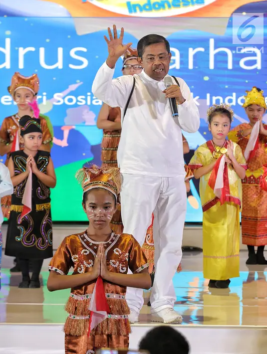 Mensos Idrus Marham berbicara dalam pembukaan Gebyar Prestasi Keluarga Sejahtera Indonesia 2018 di Buperta Cibubur, Jakarta, Minggu (12/8). Anak-anak diharapkan bisa mengaktualisasikan prestasi yang diraih. (Liputan6.com/Faizal Fanani)