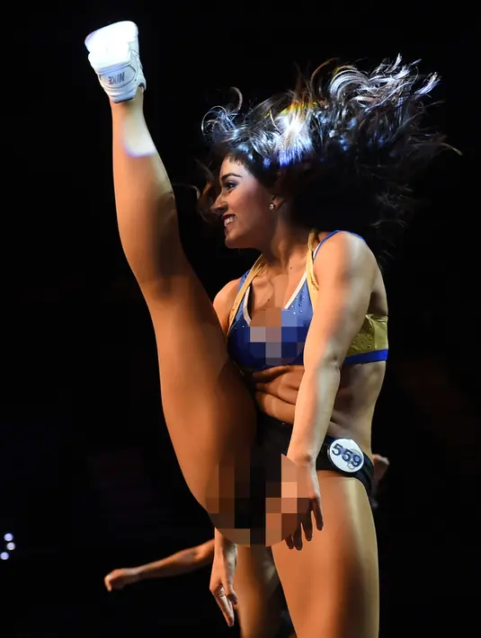 Peserta cheerleaders menunjukkan keahlian bakat tarinya saat mengikuti di Los Angeles, California (17/4). Sekitar 500 wanita seksi dan cantik bersaing untuk menjadi cheerleaders tim football Los Angeles Rams. (AFP PHOTO/Mark Ralston)