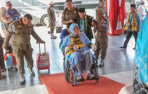 Para calon jemaah haji dijadwalkan diberangkatkan mulai 23 April hingga 20 Mei 2026, terbagi ke dalam 8 kloter. Tampak dalam foto, salah satu calon jemaah haji diantar menggunakan kursi roda saat bersiap mengikuti acara pelepasan di Aula Kantor Bupati, Kabupaten Bogor, Jawa Barat, Jumat (8/5/2026). (merdeka.com/Arie Basuki)