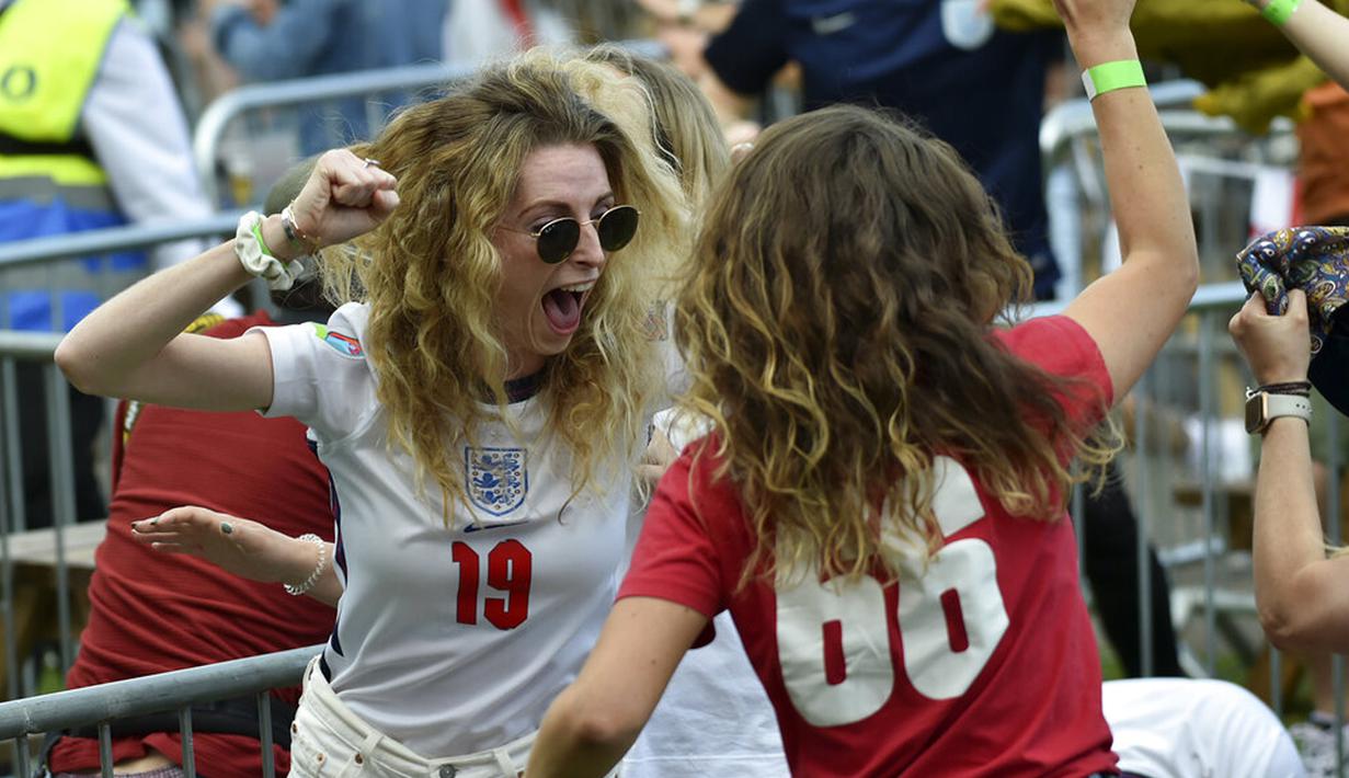 Suporter Inggris merayakan gol Harry Kane ke gawang Jerman pada pertandingan babak 16 besar Euro 2020 saat menonton dari 4TheFans Fan Park, Manchester, Inggris, Selasa (29/6/2021). nggris menang 2-0. (AP Photo/Rui Vieira)