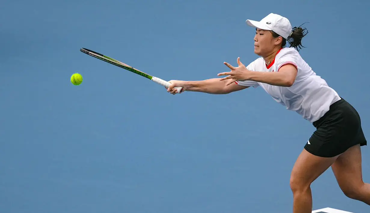 <p>Petenis putri Indonesia, Aldila Sutjiadi yang berpasangan dengan Janice Tjen berusaha menegembalikan bola saat menghadapi wakil Chinese Taipei, Chan Hao Ching/Chan Yung Jan pada laga semifinal nomor ganda putri tenis Asian Games 2022 di Hangzhou Olympic Centre Tennis, Hangzhou, China, Kamis (28/9/2023) siang WIB. (NOC Indonesia/Hendri K Rahman)</p>