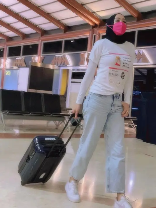 <p>(Instagram/angelinasondakh09)</p>