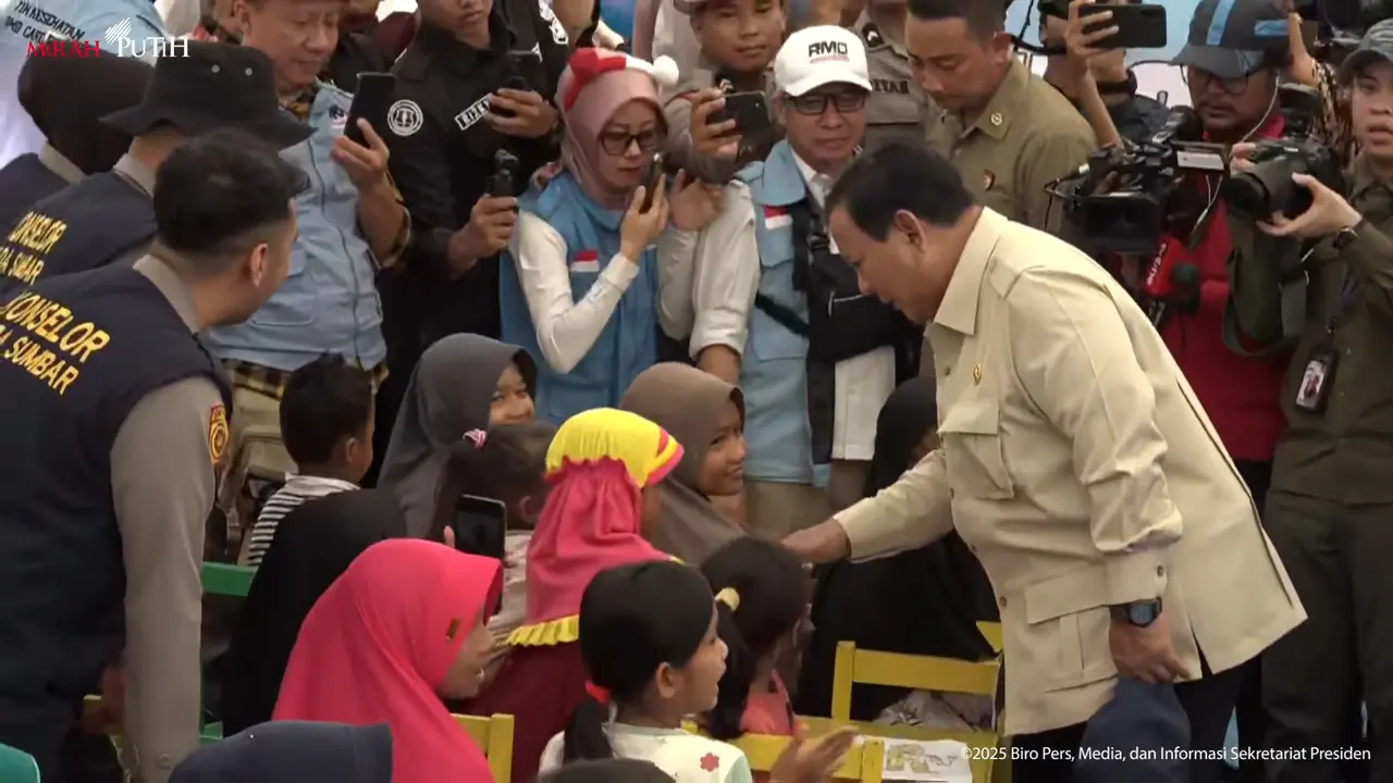 Presiden Prabowo Subianto meninjau Posko Pengungsi SD 05 Kayu Pasak Palembayan, Kabupaten Agam, Sumatra Barat (Sumbar), Kamis (18/12/2025).